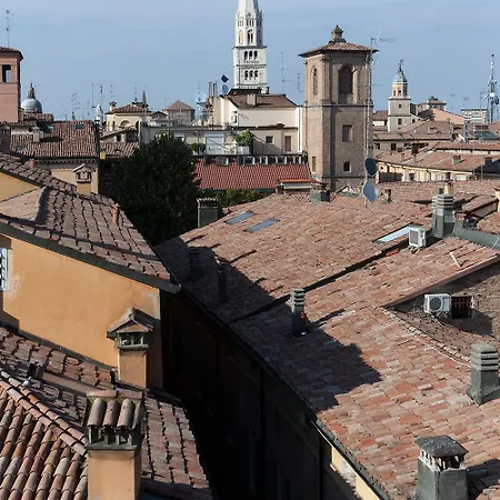 Little Tower Over The Roofs 모데나