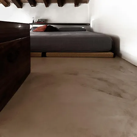 Little Tower Over The Roofs 摩德纳