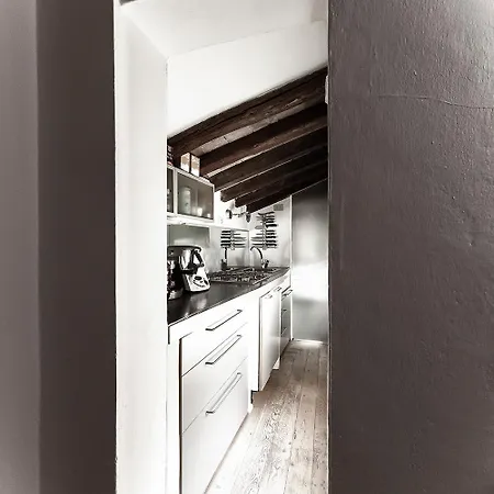 Little Tower Over The Roofs * 摩德纳