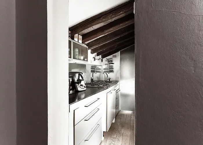 Little Tower Over The Roofs * Μόντενα